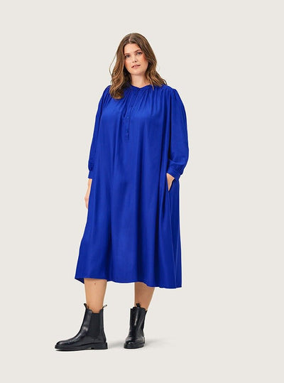 Amber plus size kjole i blå twill viscose