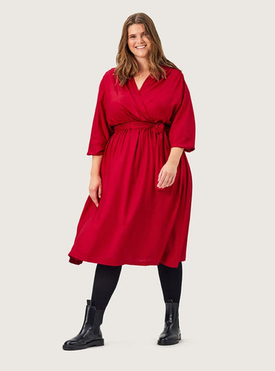 Athena plus size kjole i rød twill viscose