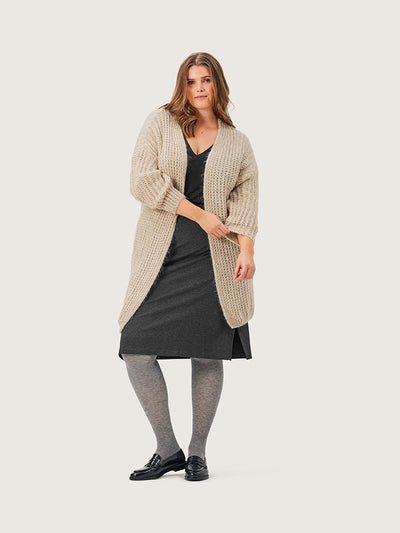 Plus size strik cardigan louisa beige & betty grå pencil skirt