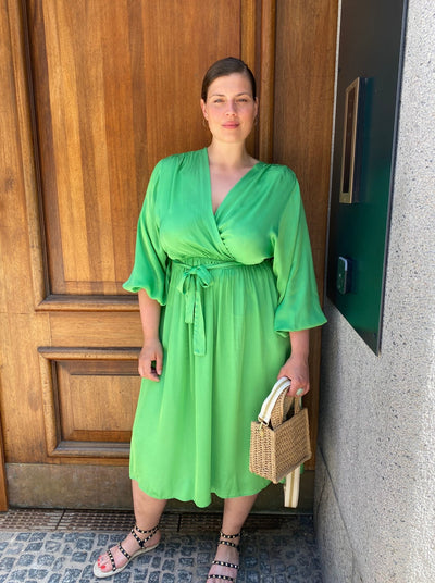 Athena plus size festkjole i grøn satin viscose